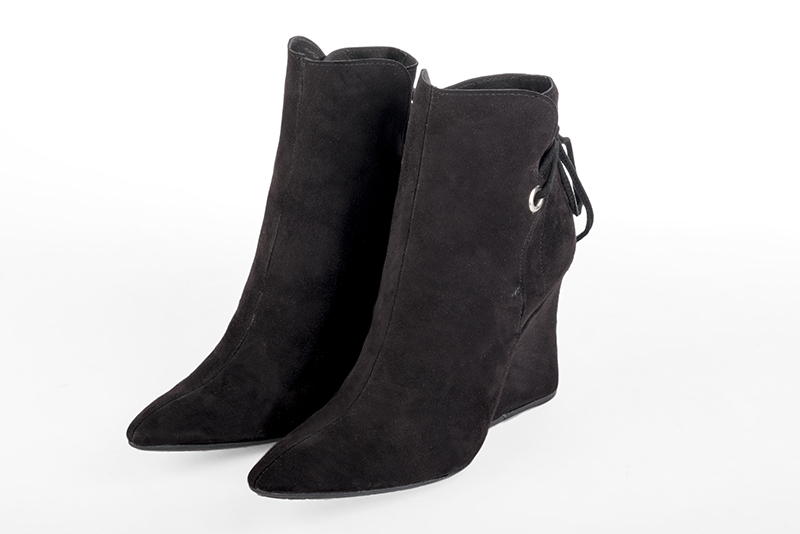 Matt black women's ankle boots with laces at the back. Tapered toe. Very high wedge heels. Front view - Florence KOOIJMAN